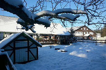 Café und Reithalle im Winter